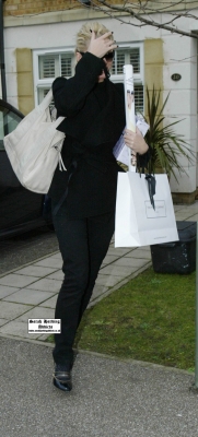 Girls_Aloud_go_to_Kims_house2C_leave_with_Xmas_Presents_19_12_06_28429.jpg