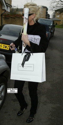 Girls_Aloud_go_to_Kims_house2C_leave_with_Xmas_Presents_19_12_06_28529.jpg
