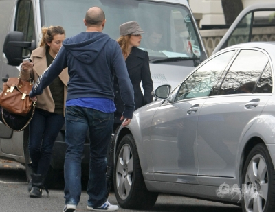 Cheryl_Cole_leaving_Gary_Barlows_West_London_home_10_11_11_1.jpg