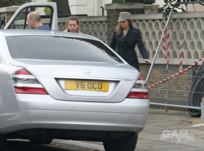 Cheryl_Cole_leaving_Gary_Barlows_West_London_home_10_11_11_4.jpg
