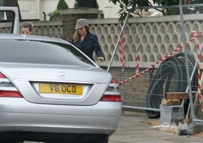 Cheryl_Cole_leaving_Gary_Barlows_West_London_home_10_11_11_5.jpg