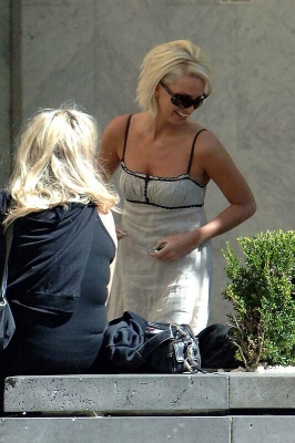Kimberley___Nicola_shopping_along_Melbournes_Famous_Chapel_Street_27_02_06_284229.jpg