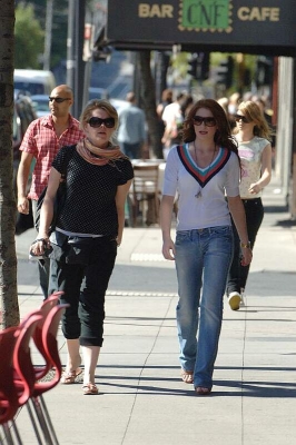 Kimberley___Nicola_shopping_along_Melbournes_Famous_Chapel_Street_27_02_06_284329.jpg