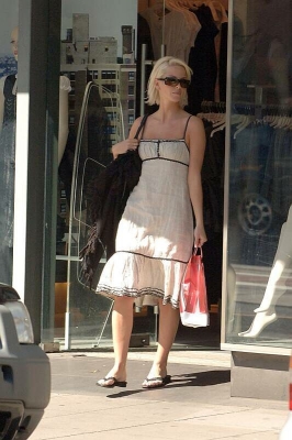 Kimberley___Nicola_shopping_along_Melbournes_Famous_Chapel_Street_27_02_06_284829.jpg