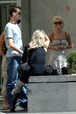Kimberley___Nicola_shopping_along_Melbournes_Famous_Chapel_Street_27_02_06_285229.jpg