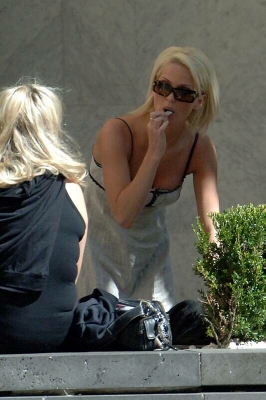 Sarah_Harding_shopping_in_Chapel_Street_Melbourne_270206_6.jpg