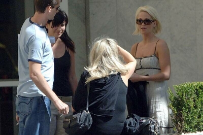 Sarah_Harding_shopping_in_Chapel_Street_Melbourne_270206_7.jpg