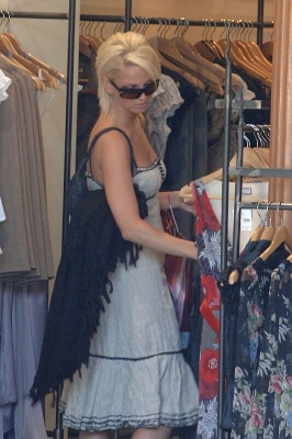 Sarah_Harding_shopping_in_Chapel_Street_Melbourne_270206_8.jpg