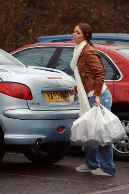 Kimberley_Out_Shopping_120206_11.jpg