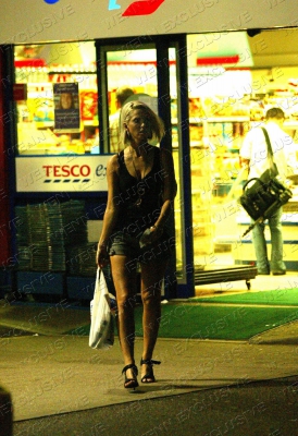 Sarah_Out___About_In_London_05_08_06_28729.jpg