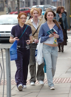Nicola_Out__About_With_Her_Mother__Sister_150406_3.jpg