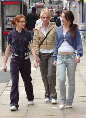 Nicola_Out__About_With_Her_Mother__Sister_150406_8.jpg