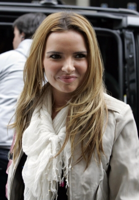 Girls_Aloud_Arriving_At_BBC_Radio_One_11_03_06_2810029.jpg