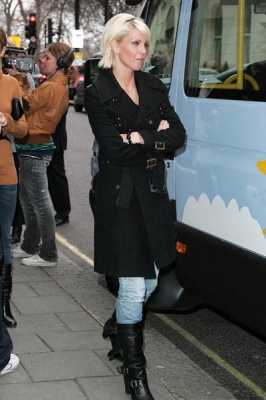Girls_Aloud_Arriving_At_BBC_Radio_One_11_03_06_2810329.jpg