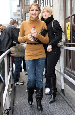 Girls_Aloud_Arriving_At_BBC_Radio_One_11_03_06_287829.jpg