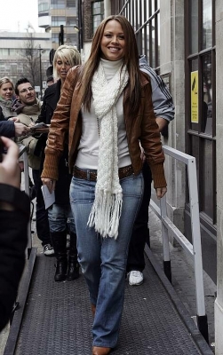 Girls_Aloud_Arriving_At_BBC_Radio_One_11_03_06_288029.jpg