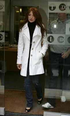Girls_Aloud_Arriving_At_BBC_Radio_One_11_03_06_288329.jpg