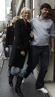 Girls_Aloud_Arriving_At_BBC_Radio_One_11_03_06_288429.jpg