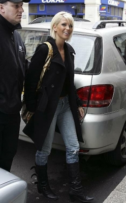 Girls_Aloud_Arriving_At_BBC_Radio_One_11_03_06_288529.jpg
