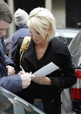 Girls_Aloud_Arriving_At_BBC_Radio_One_11_03_06_288629.jpg