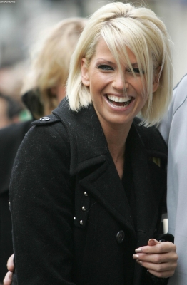 Girls_Aloud_Arriving_At_BBC_Radio_One_11_03_06_289429.jpg