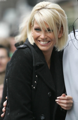 Girls_Aloud_Arriving_At_BBC_Radio_One_11_03_06_289529.jpg