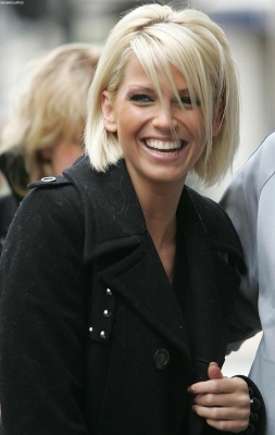 Girls_Aloud_Arriving_At_BBC_Radio_One_11_03_06_289629.jpg