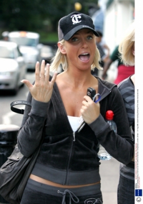 Sarah___Her_Mum_Visiting_Nail_Salon_31_08_06_283029.jpg