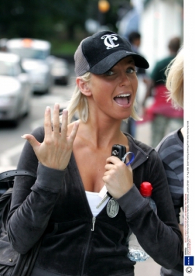 Sarah___Her_Mum_Visiting_Nail_Salon_31_08_06_283129.jpg
