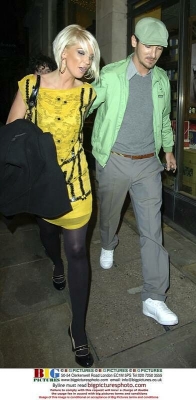 Sarah_Harding_at_the_Arsenal_Football_Team_Christmas_party_201206_3.jpg