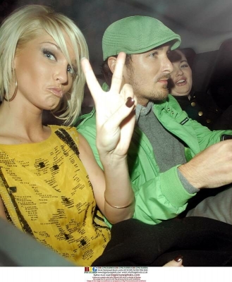 Sarah_Harding_at_the_Arsenal_Football_Team_Christmas_party_201206_4.jpg