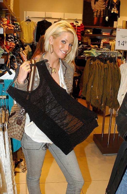 Sarah_Harding_shopping_at_Trafford_Centre2C_Manchester_20_04_06_282229.jpg