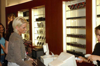 Sarah_Harding_shopping_at_Trafford_Centre2C_Manchester_20_04_06_282429.jpg