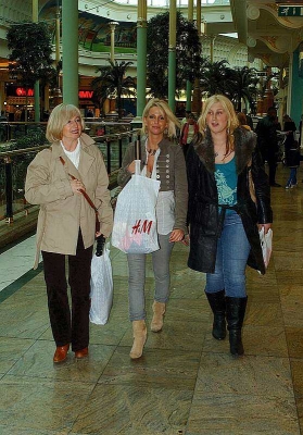 Sarah_Harding_shopping_at_Trafford_Centre_Manchester_200406_1.jpg
