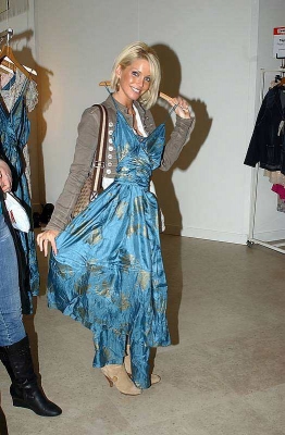Sarah_Harding_shopping_at_Trafford_Centre_Manchester_200406_11.jpg