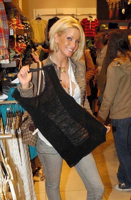 Sarah_Harding_shopping_at_Trafford_Centre_Manchester_200406_7.jpg