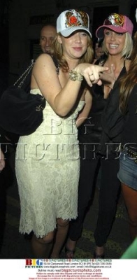 Sarah_Leaving_The_Glamour_Awards_Afterparty_06_06_06_282629.jpg
