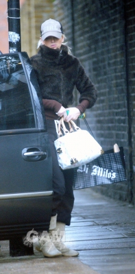Girls_Aloud_entering_a_studio_20_01_05_28829.jpg