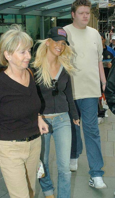 Girls_Aloud_In_Manchester_Leaving_Hotel_19200505_42.jpg
