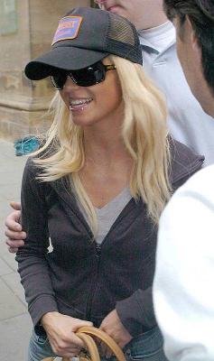 Girls_Aloud_In_Manchester_Leaving_Hotel_19200505_46.jpg