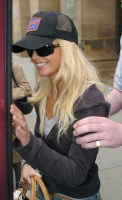 Girls_Aloud_In_Manchester_Leaving_Hotel_19200505_47.jpg