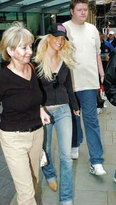 Girls_Aloud_In_Manchester_Leaving_Hotel_19200505_5.jpg