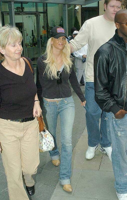 Girls_Aloud_In_Manchester_Leaving_Hotel_19200505_64.jpg