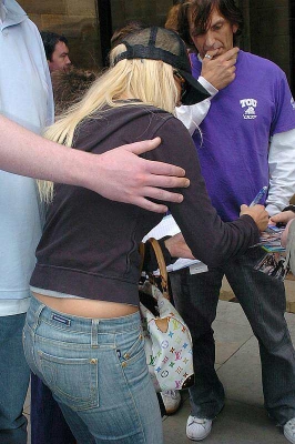 Girls_Aloud_In_Manchester_Leaving_Hotel_19200505_78.jpg