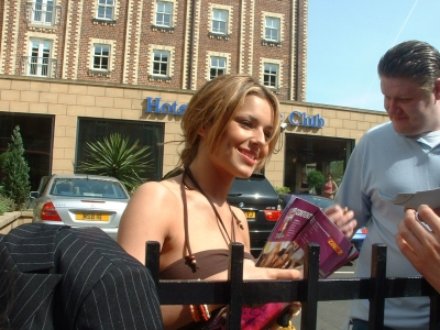 Girls_Aloud_leaving_hotel_160505_5.jpg