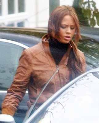 Kimberley_Walsh_out_in_North_London_241105_5.jpg