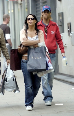 Kimberley_Walsh_shopping_in_Manchester_170505_3.jpg