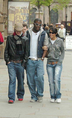 Kimberley_Walsh_Shopping_In_Manchester_180505_11.jpg