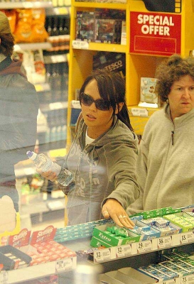 Kimberley_Walsh_Shopping_In_Manchester_180505_12.jpg