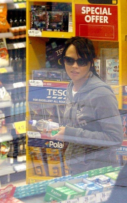 Kimberley_Walsh_Shopping_In_Manchester_180505_14.jpg